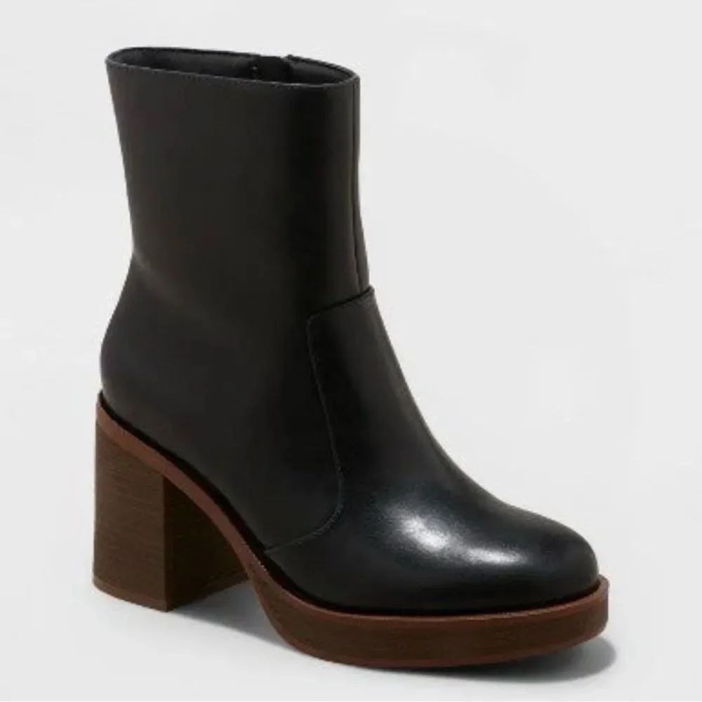 NWOT Universal Thread Women's Faux Leather Ankle Platform Boots Memory Foam 11